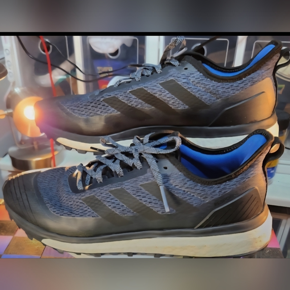 Adidas Mens 10.5 Black and Gray